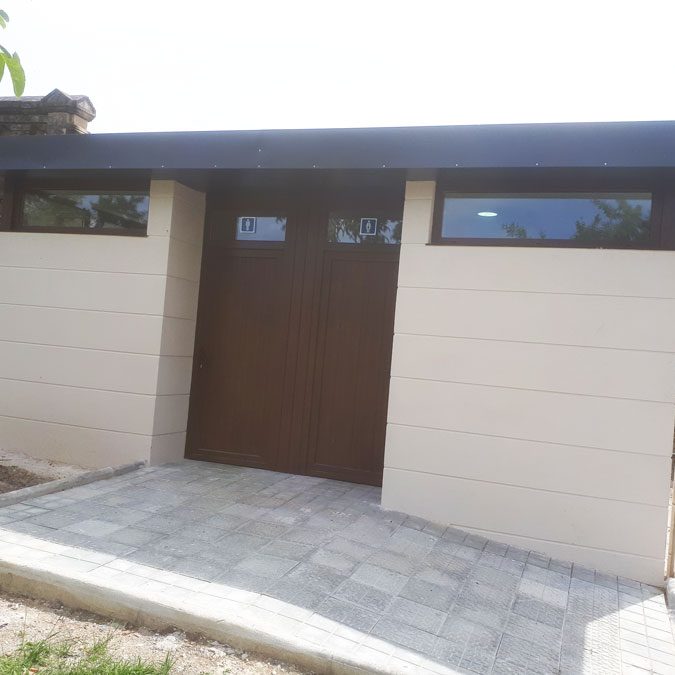 puerta y fachada baño