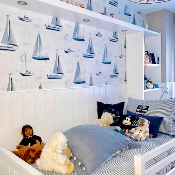 dormitorio niño con cama y estanteria de madera