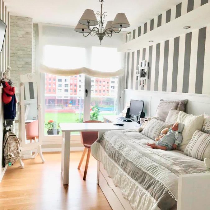dormitorio niño mesa de estudiar y cama de madera
