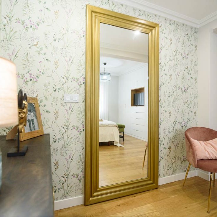 espejo y mueble de madera dormitorio