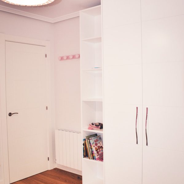 armario, estanteria y puerta dormitorio